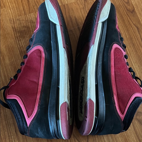 Jordan Mens Black and red Sneakers - Picture 3 of 7